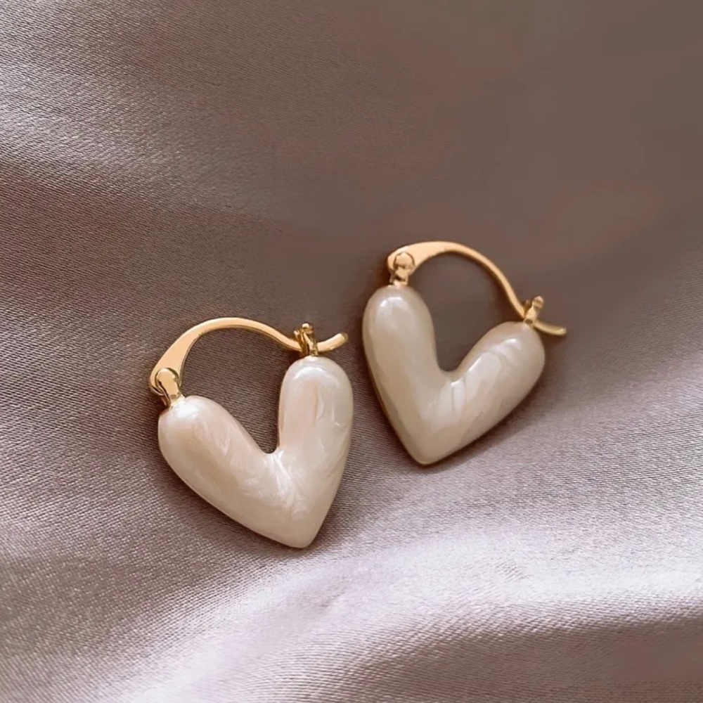 🆕 Pearly White Heart Shaped Earrings